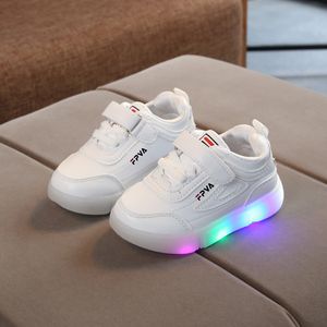 Sneakers märken coola baby casual skor hög kvalitet LED -belysning småbarn klassiska sport flickor pojkar sneakers spädbarn tennis 230203