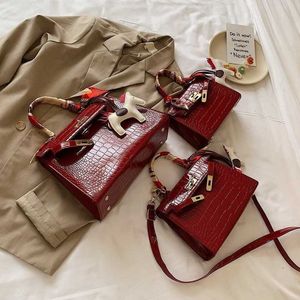 Lagra clearance -marknadsföring handväska online exportväska brudens röda msenger kvinnors nya mode axel