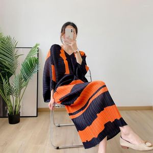 Lässige Kleider Miyake Plissee 2023 Sommer Western-Stil Altersreduzierung High-End-Fischschwanzrock Original Design V-Ausschnitt Langes Damenkleid