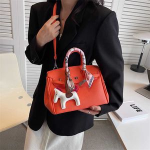 Store Clearance Promotion Handbag Online Export Bag Women's 2023 Autumn New Fashion Large Capacity Pendant Foreign Style Texture