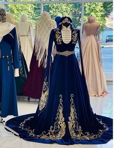 Royal Moroccan Kaftan 이브닝 드레스 높은 목 긴 소매 금 레이스 아플리케 벨벳 블루와 베이지 색 공식 행사 가운 아랍어 두바이 아바야 무도회 드레스