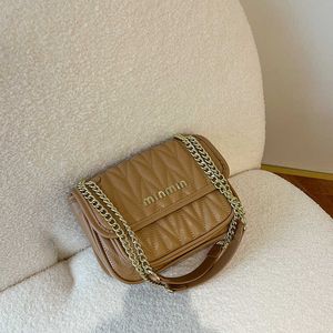 Piccola borsa quadrata ricamata di fascia alta per le donne in inverno nuova borsa a tracolla a catena di moda versatile borsa a tracolla per pendolari