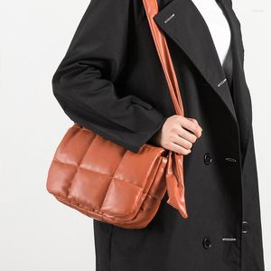 Kvällspåsar mode vadderad kudde axelväska för kvinnor designer quiltad crossbody knuten pu läder messenger ner cottton sac