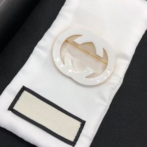 Broche de alfinete de esmalte branco fashion para homens e mulheres, broche de bloqueio com letra G duplo do mesmo estilo, usado para vestidos de suéter de terno duplo, joias de grife de marca