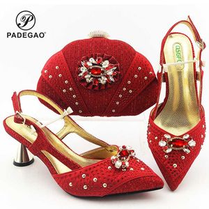 Sapatos de vestido Red Nigerian Lady Sandals and Clutch para combinar com mulheres africanas que combinam bolsa italiana de salto médio casamento