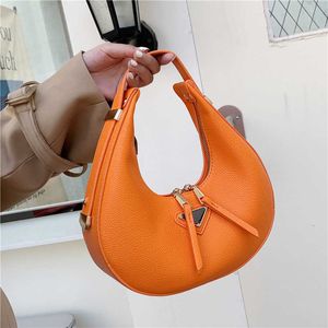 Mode och populär liten rund väska ny damväska textur litchi mönster bärbar armhåla väska enkel axelväska