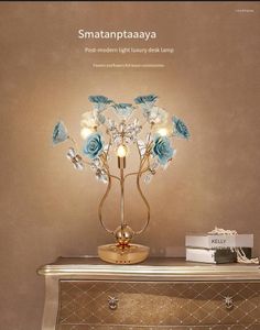 テーブルランプヨーロッパリビングルームライトブルーローズセラミック装飾ランプベッドルームロマンチックなクリスタル暖かい金箔ベッドサイド