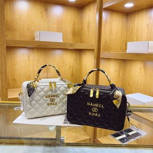 2023 Purses Clearance Outlet Online Sale Ougey Women's Autumn and Winter New Style axel Messenger Rhombus broderad tråd liten fyrkantig halsduk