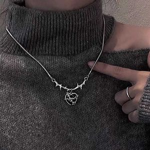 Hänghalsband dolda i hjärtat ~ speciell söt cool vind torn kärlek halsband kvinnors avancerade designkänsla liten höst och vintertröja 0206