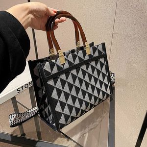 Cyber ​​Red Chessboard Bag Getot Women New Commuter High Capacity Handbag Fashion