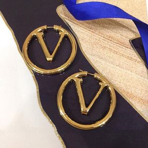 Klassiska hoopörhängesdesigners för kvinnor Big Circle 4cm Hoops Gold Stud Earrings Letter Studs Luxury Designer Jewelry Earring Good