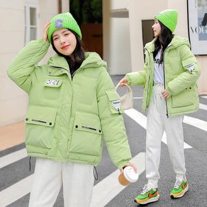 Korki damskie płaszcze 2023 Zimowe ubrania chleba Modna Fashion ciepłe z kaptury bawełniane odzież Koreańska luźna krótka część na dół