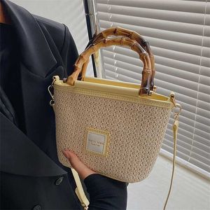 2023 Borse Saldi Outlet Piccola mano di paglia dal design a folla per le donne in estate borsa a tracolla singola versatile da spiaggia di canna di nuova moda