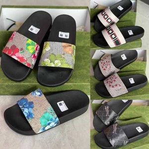 2023 Erkek Kadın Terlik Slaytlar Terlik Yaz Seksi Sandalet Erkek Lüks Tasarımcılar Kauçuk Sandalet Daireler Moda Eski Çiçek Ayakkabı Bayanlar Plaj NO311