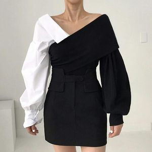 Damenpullover 2023 Herbst Winter Koreanische Mode Kreuz V-Ausschnitt Schulterfrei Kontrastfarbe Nähte Blase Ärmel Schwarz T-Shirt Top