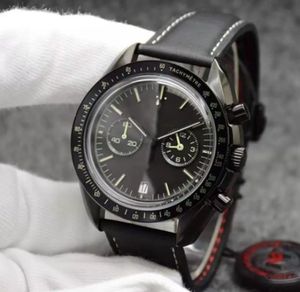 Orologi da uomo da 44 mm da uomo cronografo in argento nero quadrante moonwatch cuoio cuoio scuro lato dell'anello che mostra i segni da polso da polso da polso