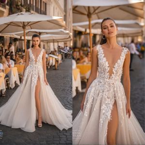 Abiti da sposa Boho Abiti da sposa Sexy Side Split Berta 2023 Appliqued in pizzo con scollo a V Tulle Country Western Vestido De Novia