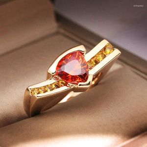 Anéis de casamento Rongxing Triângulo único de cristal de zircão de laranja vermelho para mulheres Jóias de anel de birth pedra de ouro amarelado