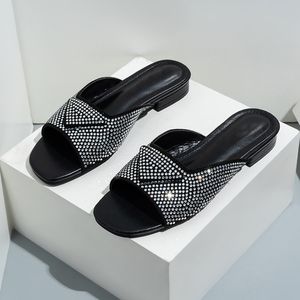 Pantofole estive 2023 Designer Slides Sandali con strass da donna Scarpe con tacco basso alla moda Tacchi con punta quadrata nera Pantofole da spiaggia Comfort Sandali da donna