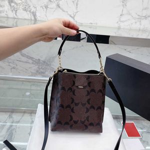 Yeni gelen klasik kova çantaları Crossbody Tasarımcı Çanta Lüks Çantalar Moda Kiraz Alışveriş Çantası Çanta Kahverengi Omuz Çantası Çantalar 230728bj