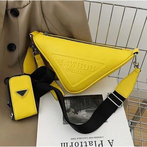 2023 V￤skor Clearance Outlets ￅrets popul￤ra nischdesign Kvinnor Summer Nya m￥ngsidiga Messenger Ins Super Fire Triangle Bag