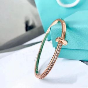 Luxurys Tasarımcılar bilezik Kadınlar Charm bilezik Trend moda elmaslarla süslenmiş kaliteli bilezikler butik hiçbir kutu