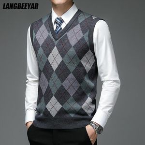 Vestes masculinos Marca de designer de moda automática Argyle Pullover Diamond Sweater V Neck Knit Men 6% lã sem mangas homens casuais roupas 230207