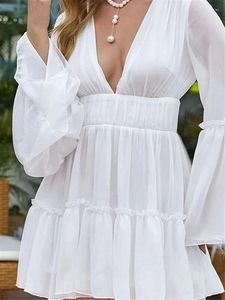 Casual Dresses Sexig kvinnlig semesterklänning Elegant Vit Deep V Neck Flare Sleeve Folds Mini High midje Boho Beach Party Clothes