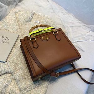 2023 Borse Outlet Vendita online OFF borse alla moda di nuova moda di alta qualità Ni canzone Zuer stessa borsa di alta qualità texture fiammata Borsa a spalla singola Messenger Tote da donna