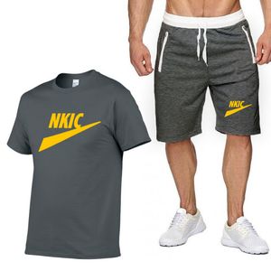 夏のメンズトラックスーツフィットネスファッションメンズカジュアルスポーツスーツ特大のスポーツスーツショートスリーブTシャツショーツ2ピースセットブランドロゴプリント