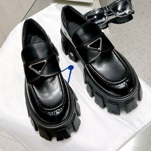 Pelle Spazzolata Loafer Elbise Ayakkabı Üçgen İşareti Monolitico E Innovazione E Stile Popüler Ünlü Marka Loafers Orijinal Kutu ile