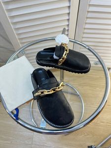 Luksusowe sandały sandały basenowe poduszka płaskie wytłoczone muły designer slajdy damskie buty letnie oryginalna skóra chłodna komfort kapcie