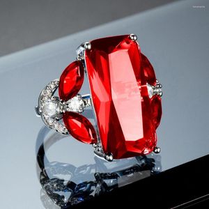 Bröllopsringar 2023 Fashion Luxury Ruby Crystal Ring Grand Personlighet Kvinnliga festsmycken Glänsande Horse Eye Headwear