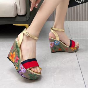 Kama sandalet platformu tasarımcı ayakkabılar ile çiçekler ile kaplan yeşil çizgiler gelinlik