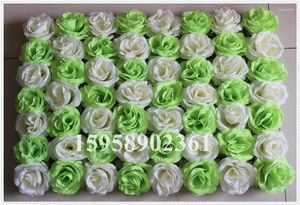 Dekorativa blommor sprem blandas grönt elfenben konstgjord siden rosblomma vägg bröllop bakgrundsdekoration