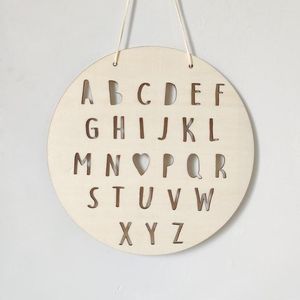 Dekorativa figurer Ins Nordic Round Wood Chip Wall Hanging Ornament Alphabet Letter Decor Home Dorm Rum Tillbehör 25 cm 1 st