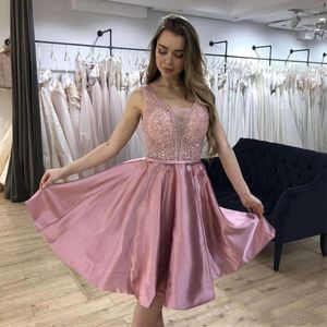 Vestidos de festa Sparkly Pink Homecoming 2023 A-Line decote em V Sleeseless lantejoulo de lantejoulas curtas curtas e doce vestido de baile para meninas cetim