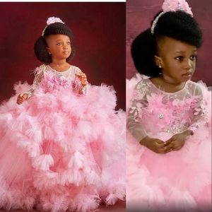 Pink Flower Girl Toddler For Wedding Flowers Pageant Dress Lace Appliques Feather Christmas Gowns Födelsedagsfest Första nattvarden Långärmar Ruffles 403