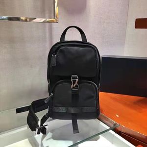 Designer-Herren-Umhängetaschen aus Nylon, dreieckige Schulter-Hüfttasche, multifunktionale Unisex-Mode, Brusttasche, Briefriemen, Geldbörse mit silberner Schnalle