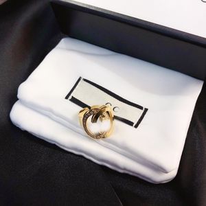 Mode uts￶kt vigselring f￶r kvinnor och m￤n popul￤ra varum￤rkesbrev designer ring 18k guld pl￤terad klassisk kvalitet smycken tillbeh￶r valda ￤lskare g￥vor j037