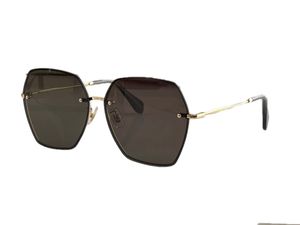 Женские солнцезащитные очки для женщин мужчины солнцезащитные очки. Мужчина стиль моды защищает глаза UV400 со случайной коробкой и корпусом 52W