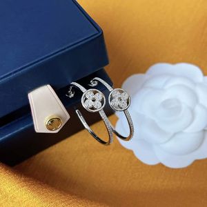 925 Silver Clover Luxury Designer Hoop Huggie ￶rh￤ngen f￶r kvinnor L Brand Designer ol Style Shining Crystal Diamond Ear Rings Earring Party Wedding Jewelry