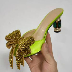 Lüks saten rhinestone sandalet kadınlar açık ayak parmağı altın kristal kelebek düğüm mücevher yüksek topuklu ayakkabılar kadın seksi katır terlikleri