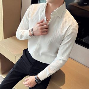 Męskie koszulki zwykłe w stylu Brytyjski jesienny gofr długi rękaw dla mężczyzn odzież 2023 Jakość Slim Fit Drape Tuxedo Chemise Homme Sale