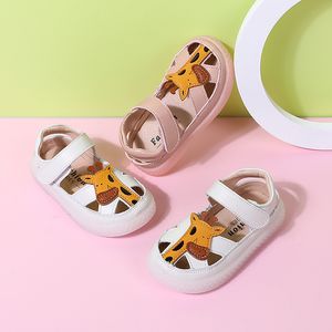 Sandaler äkta läder babyskor söta giraffmönster småbarn för flickor stängd tå antislippery spädbarn pojkar sommar 230209