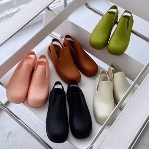 Мода Женщины повседневные тапочки Новые дизайнерские сандалии Baotou Summer Outdoor Beach Solid Color Rain Boots Женская обувь T