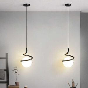 Luci Decorazione domestica nordica Lampada a sospensione a spirale Lampade a sospensione a soffitto alto a LED per illuminazione da comodino Paralume in vetro nero bianco oro 0209