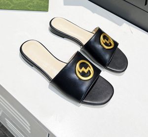 2023SS Bayan Moda Düz Terlik Deri Katırlar Altın Tonlu Donanım Süslenmiş Flip Flops