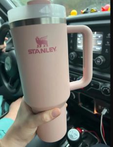 Pink Stanley Cups 2023 Nuovo bicchiere a tazza da 40 once con manico Bicchieri isolati Coperchi di caffè in acciaio inossidabile Termos Coppa con logo