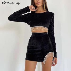 Vestido de duas peças Mulheres da primavera Verão Verão Rhinestones de veludo vintage Tassel 2 set feminino Sexy sem costas Mini saia Top 230209